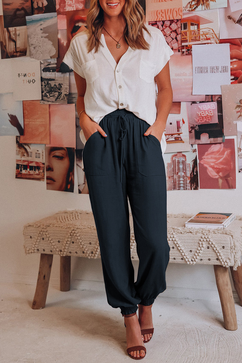 "Trendy dames harembroek, elastische tailleband, luchtig materiaal, losvallend bij heupen, taps toelopend naar enkels."