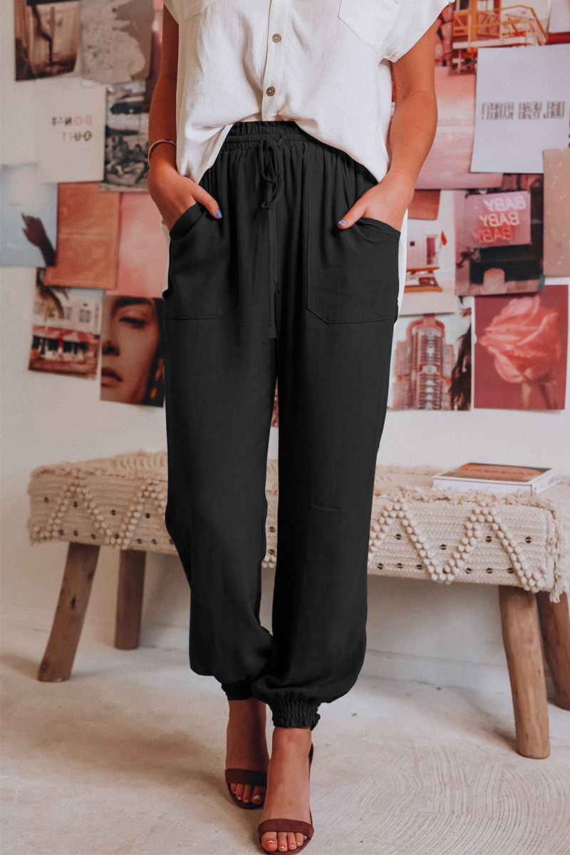 "Trendy dames harembroek, elastische tailleband, luchtig materiaal, losvallend bij heupen, taps toelopend naar enkels."