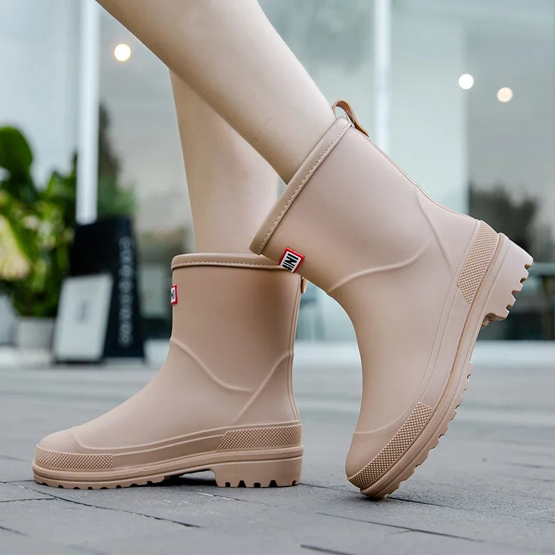 Trendy halfhoge waterdichte regenlaarzen voor vrouwen, paars, comfortabel en stijlvol voor nat weer.
