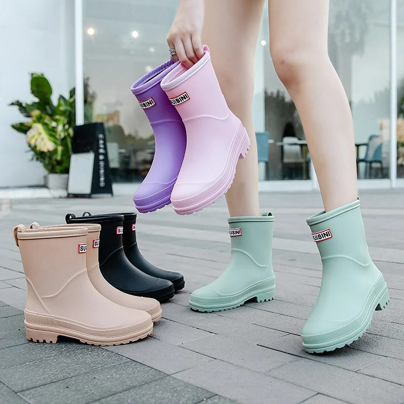 Trendy halfhoge waterdichte regenlaarzen voor vrouwen, paars, comfortabel en stijlvol voor nat weer.