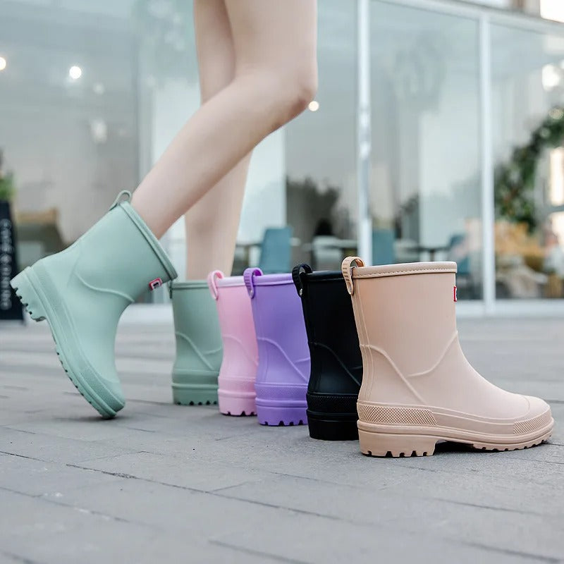 Trendy halfhoge waterdichte regenlaarzen voor vrouwen, paars, comfortabel en stijlvol voor nat weer.
