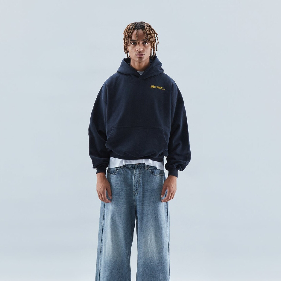 "Trendy oversized unisex hoodie, zacht grijs met capuchon en buidelzak, stijlvol en comfortabel, ideaal voor casual looks."