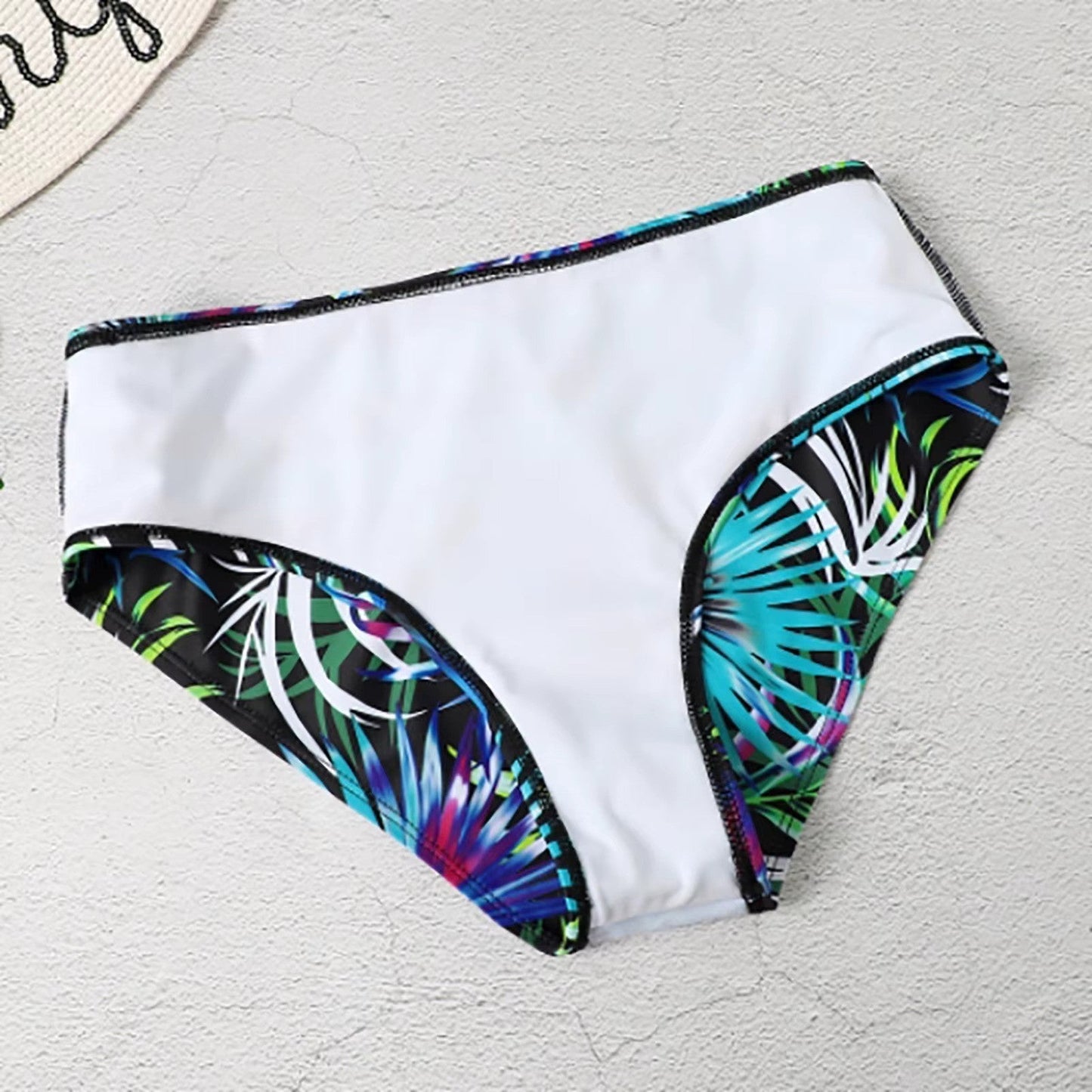 "Tropische high-waist bikini met levendig patroon, flatterende pasvorm, verstelbare bandjes, ideaal voor zonnige stranddagen.