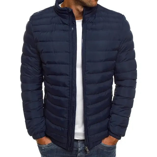 "Tussenjas voor heren, grijze jas met slank design en opstaande kraag, stijlvol voor lente en zomer."