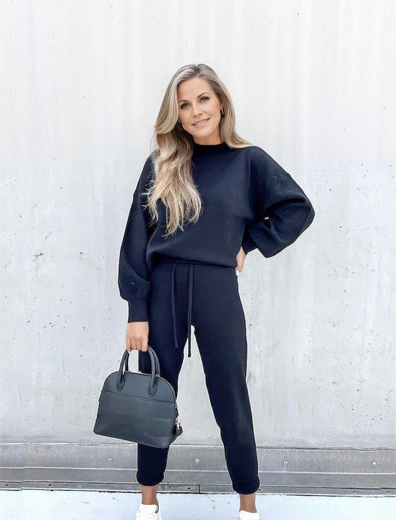 "Tweedelig dames joggingpak met ronde hals en elastische tailleband, zacht katoenmix, beschikbaar in diverse kleuren."