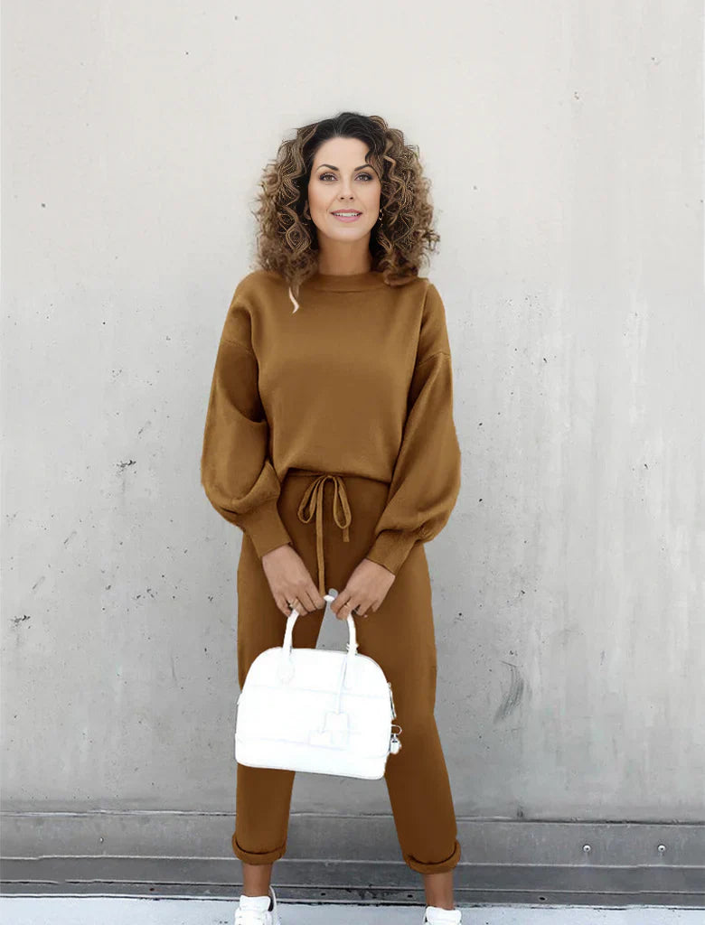 "Tweedelig dames joggingpak met ronde hals en elastische tailleband, zacht katoenmix, beschikbaar in diverse kleuren."