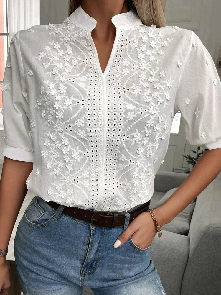 Veelkleurige elegante damestop van kant met V-hals en korte mouwen, perfect voor zowel casual als formele gelegenheden.