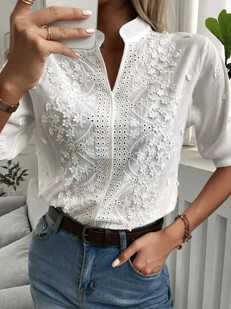 Veelkleurige elegante damestop van kant met V-hals en korte mouwen, perfect voor zowel casual als formele gelegenheden.