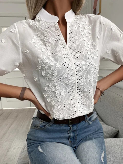 Veelkleurige elegante damestop van kant met V-hals en korte mouwen, perfect voor zowel casual als formele gelegenheden.