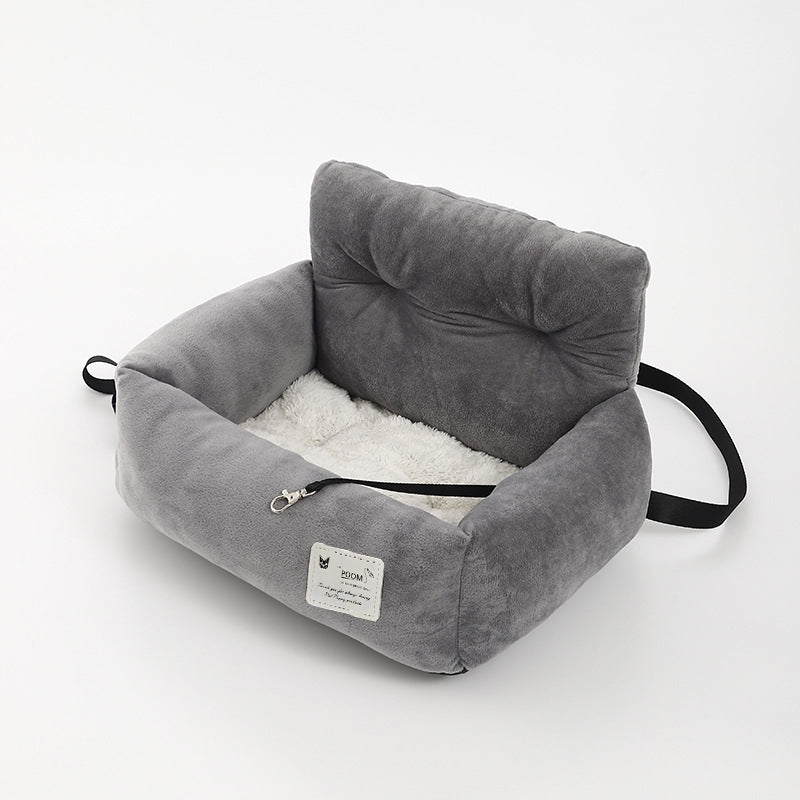 Veilige honden autostoel in grijze kleur, zachte bekleding en riemen, waterafstotend, voor comfort en veilig reizen.