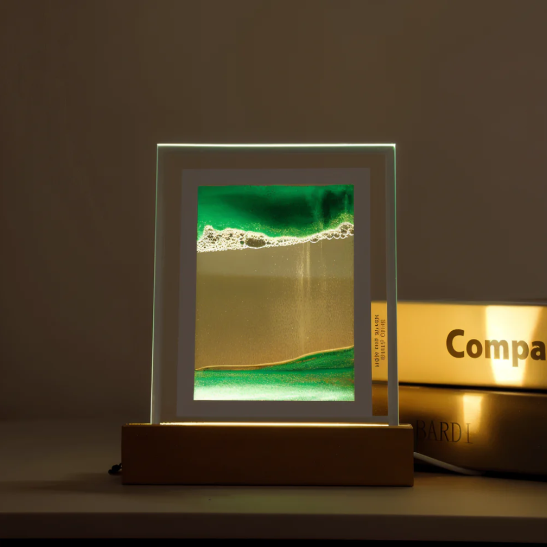 "Verlichte 3D zandsculptuur nachtlamp met LED, natuurlijke materialen en wisselende zandlandscapes voor rust en stijl."