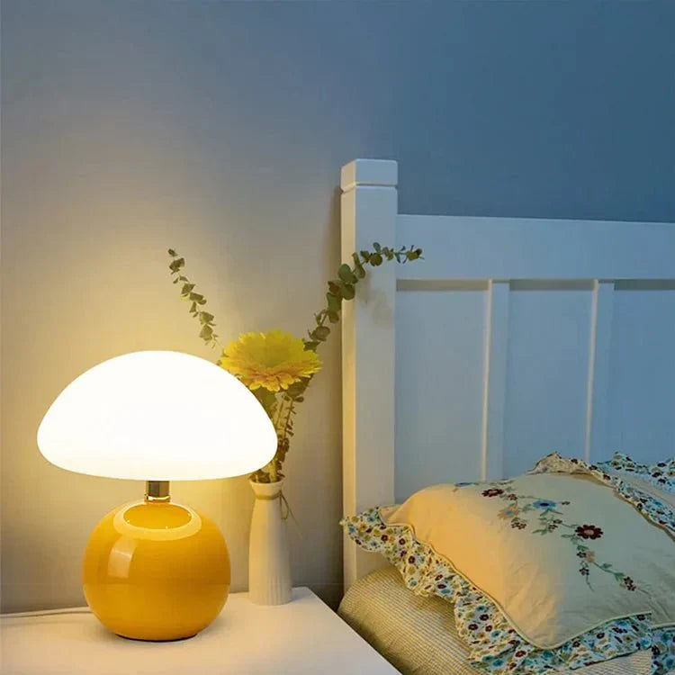 "Verstelbare LED paddenstoel lamp in modern design, keramiek en PVC, voor elegante sfeer in huis of kantoor."