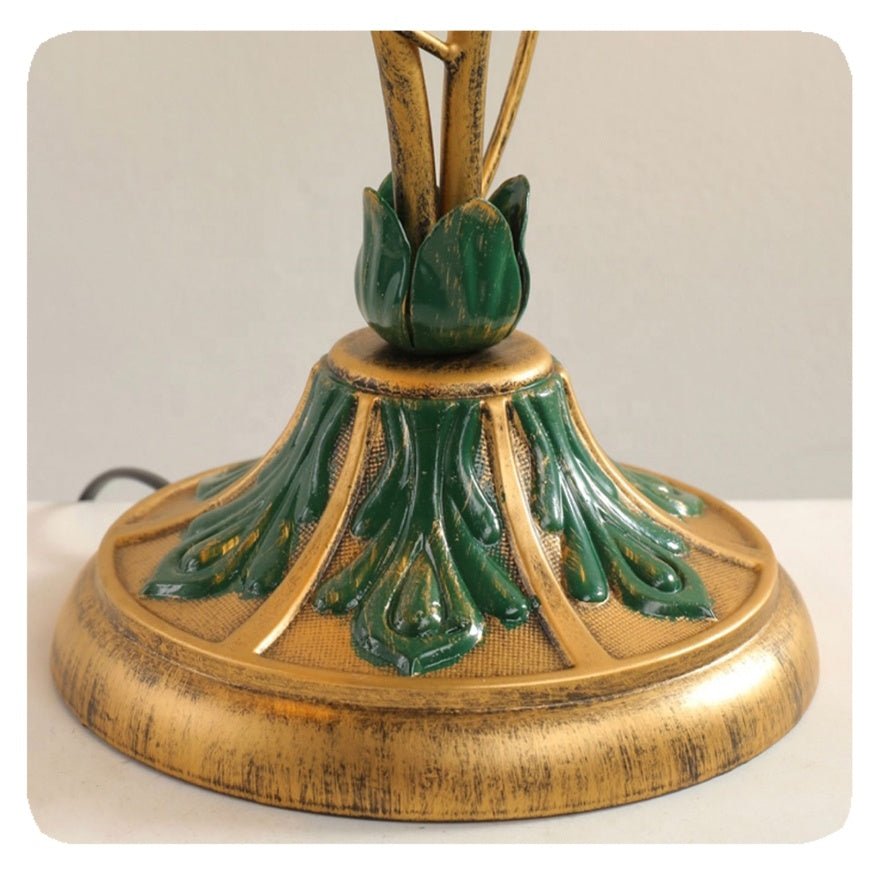 "Vintage gouden bloemen tafellamp, elegant kristalontwerp voor klassiek interieur, sfeervolle verlichting in elke kamer."