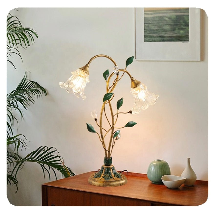 "Vintage gouden bloemen tafellamp, elegant kristalontwerp voor klassiek interieur, sfeervolle verlichting in elke kamer."