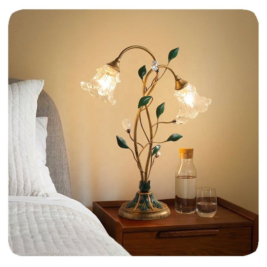 "Vintage gouden bloemen tafellamp, elegant kristalontwerp voor klassiek interieur, sfeervolle verlichting in elke kamer."