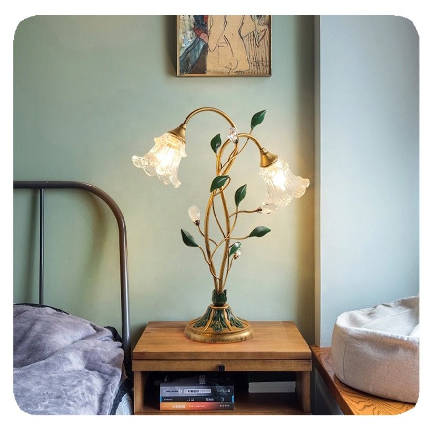 "Vintage gouden bloemen tafellamp, elegant kristalontwerp voor klassiek interieur, sfeervolle verlichting in elke kamer."