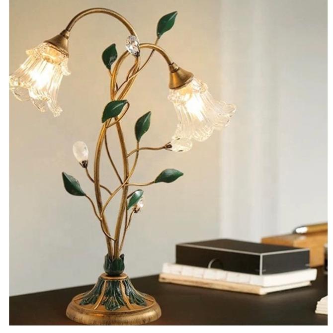 "Vintage gouden bloemen tafellamp, elegant kristalontwerp voor klassiek interieur, sfeervolle verlichting in elke kamer."