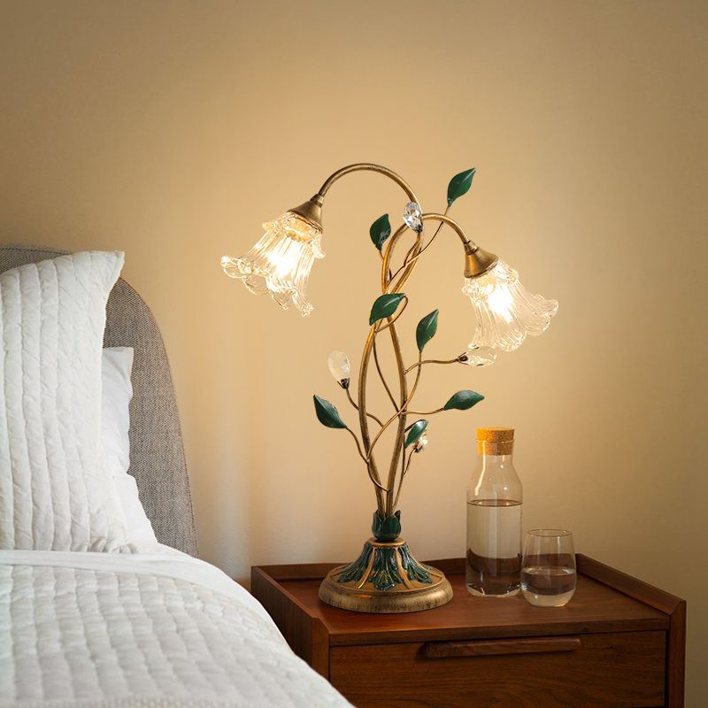 "Vintage gouden bloemen tafellamp, elegant kristalontwerp voor klassiek interieur, sfeervolle verlichting in elke kamer."