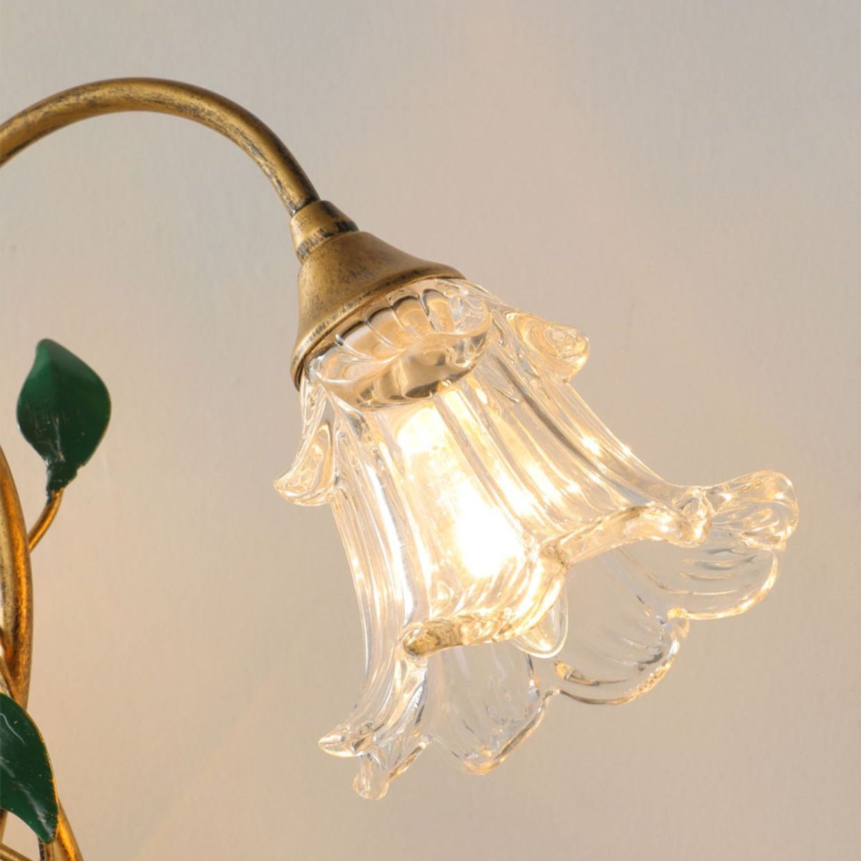 "Vintage gouden bloemen tafellamp, elegant kristalontwerp voor klassiek interieur, sfeervolle verlichting in elke kamer."
