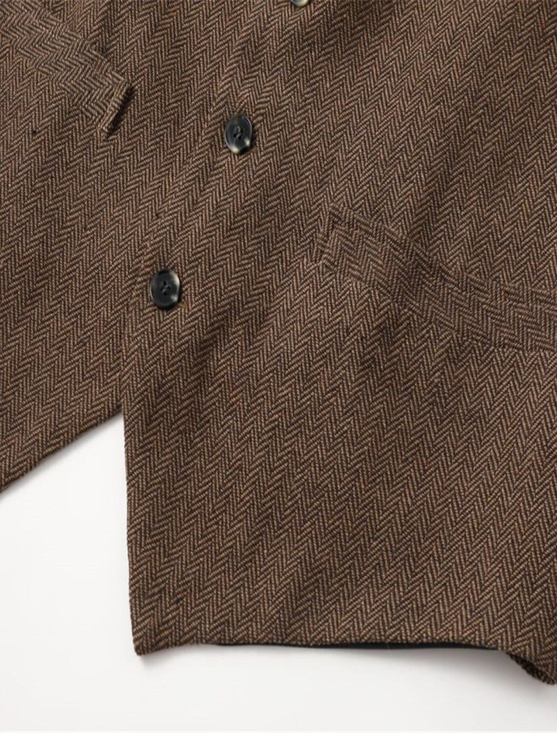 "Vintage heren gilet met elegante lijnen, authentieke stijl en hoogwaardige stoffen; veelzijdig voor elke outfit."