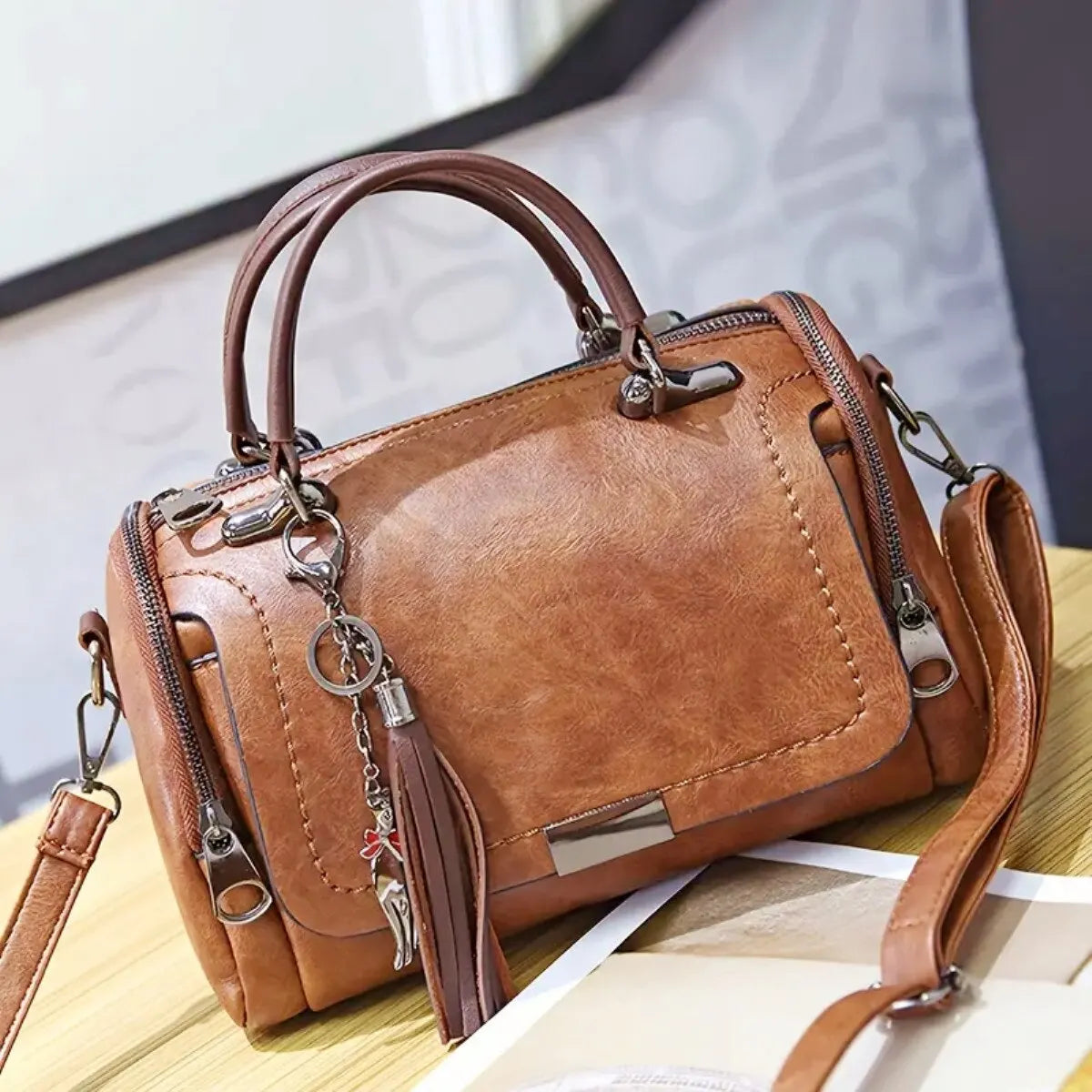 "Vintage leren handtas met kwastje, elegant en ruim, perfect voor dagelijks gebruik en chique gelegenheden."