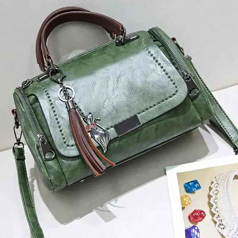 "Vintage leren handtas met kwastje, elegant en ruim, perfect voor dagelijks gebruik en chique gelegenheden."