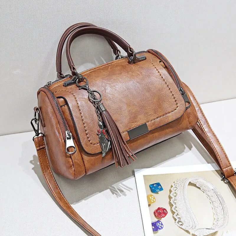 "Vintage leren handtas met kwastje, elegant en ruim, perfect voor dagelijks gebruik en chique gelegenheden."