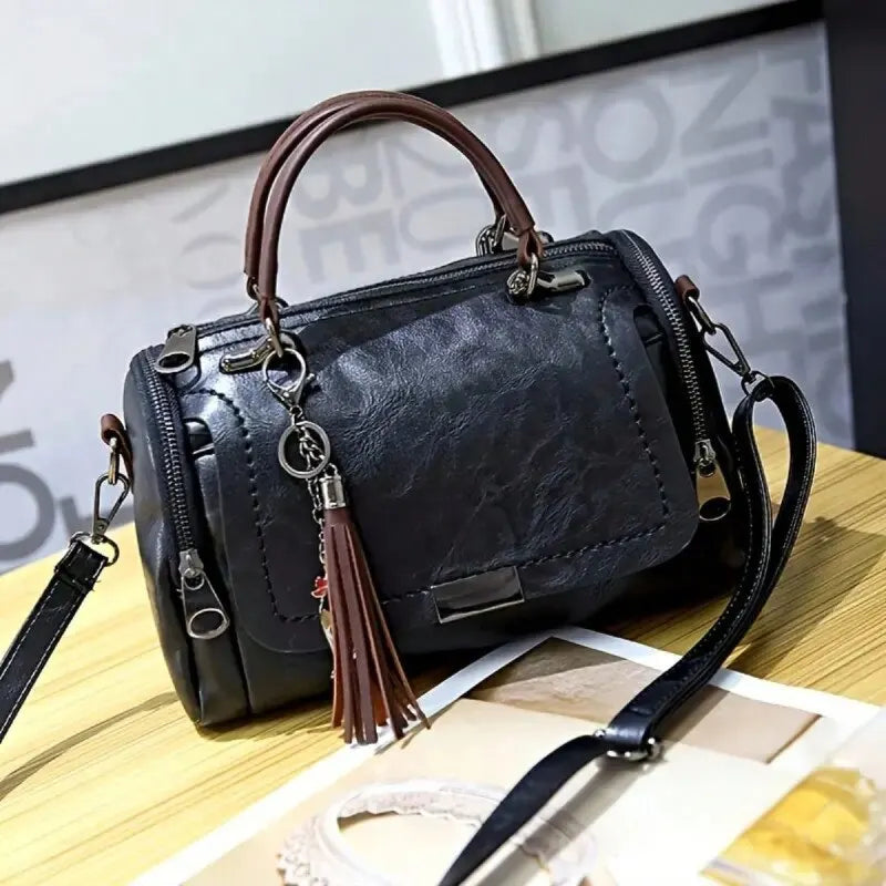 "Vintage leren handtas met kwastje, elegant en ruim, perfect voor dagelijks gebruik en chique gelegenheden."