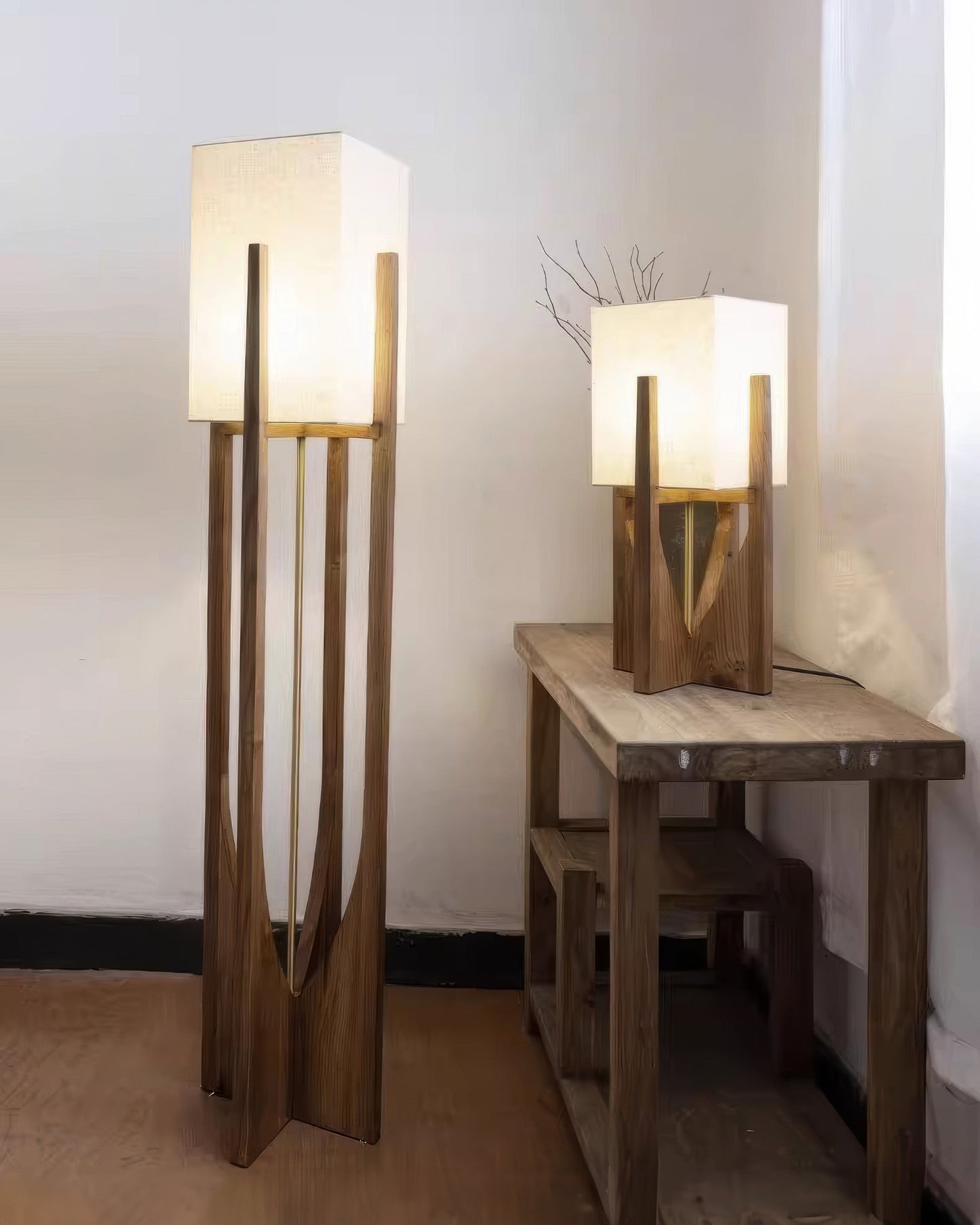 Vloerlamp met walnotenhouten basis, messing accenten en katoenen kap; minimalistisch en elegant voor sfeervol interieur.
