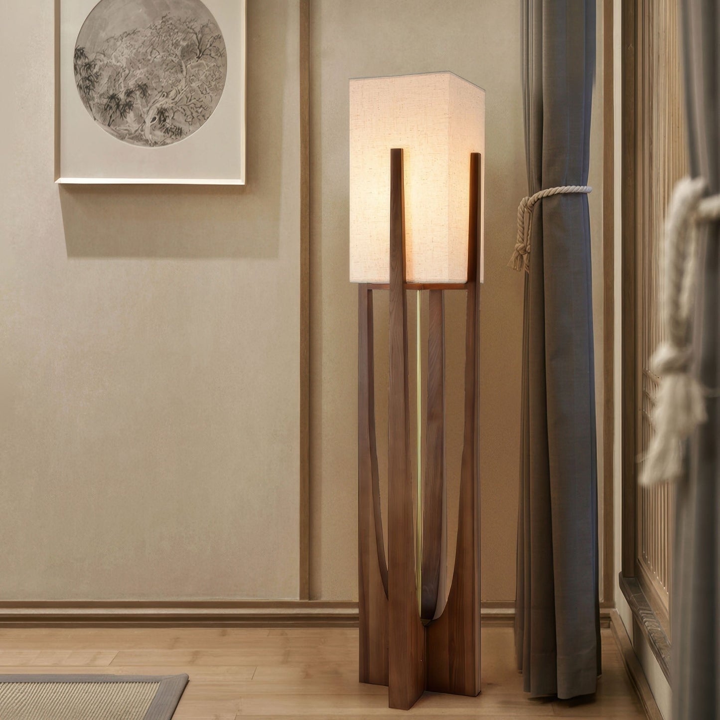 Vloerlamp met walnotenhouten basis, messing accenten en katoenen kap; minimalistisch en elegant voor sfeervol interieur.