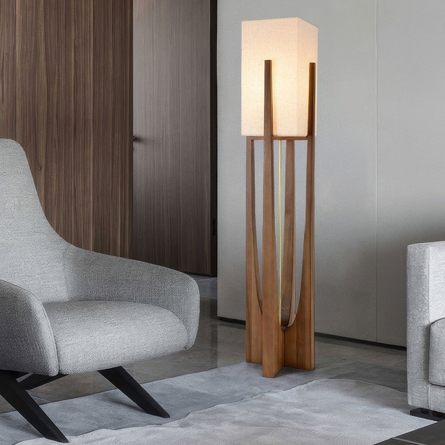 Vloerlamp met walnotenhouten basis, messing accenten en katoenen kap; minimalistisch en elegant voor sfeervol interieur.