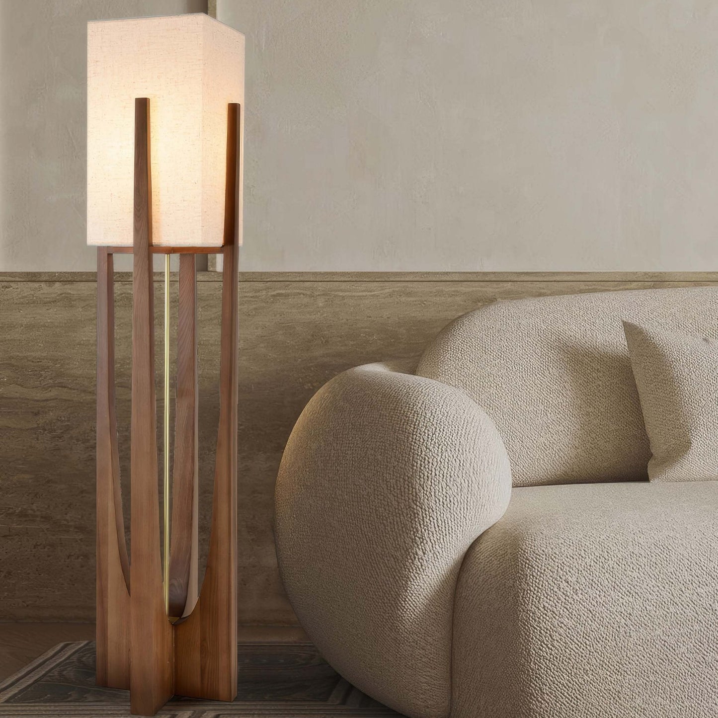 Vloerlamp met walnotenhouten basis, messing accenten en katoenen kap; minimalistisch en elegant voor sfeervol interieur.