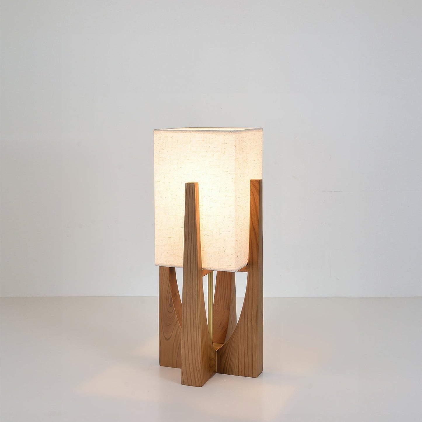 Vloerlamp met walnotenhouten basis, messing accenten en katoenen kap; minimalistisch en elegant voor sfeervol interieur.