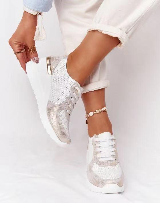 "Vrouwelijke Air Sneakers met ademende materialen, moderne look, flexibele zool en demping voor comfort en stijl."