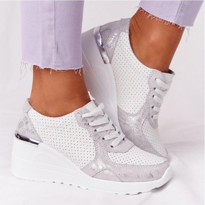 "Vrouwelijke Air Sneakers met ademende materialen, moderne look, flexibele zool en demping voor comfort en stijl."