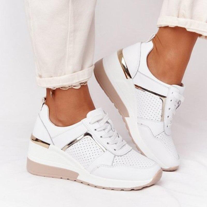 "Vrouwelijke Air Sneakers met ademende materialen, moderne look, flexibele zool en demping voor comfort en stijl."