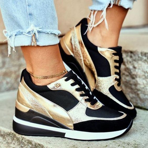 "Vrouwelijke Air Sneakers met ademende materialen, moderne look, flexibele zool en demping voor comfort en stijl."