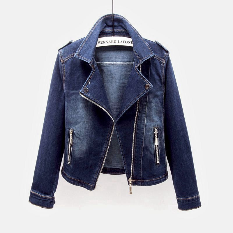 "Vrouwelijke denim spijkerjas, tijdloze tussenjas met klassieke kraag en metalen knoopsluiting, authentieke vintage flair."