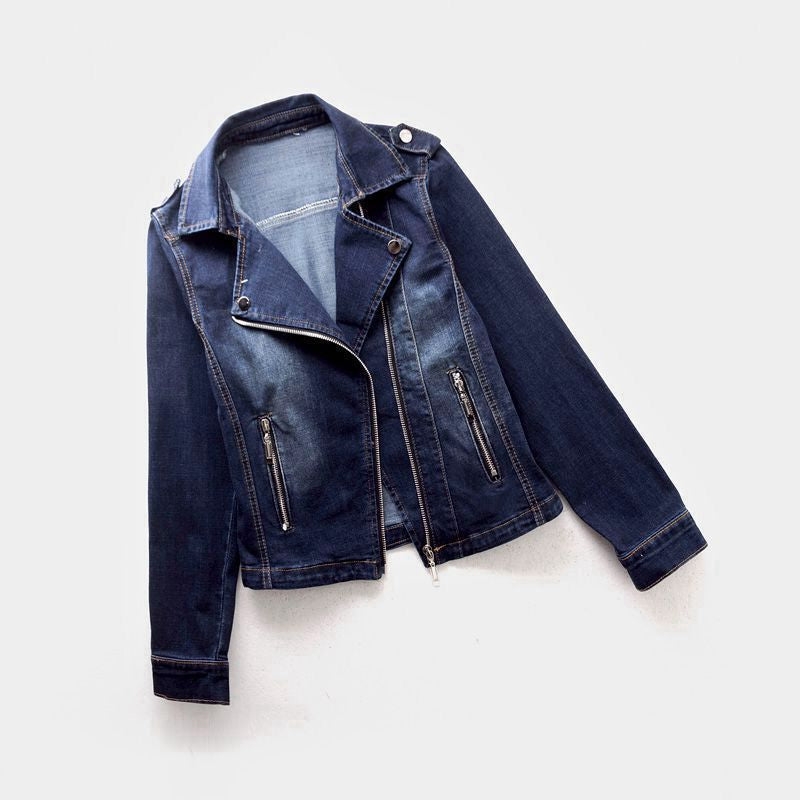 "Vrouwelijke denim spijkerjas, tijdloze tussenjas met klassieke kraag en metalen knoopsluiting, authentieke vintage flair."