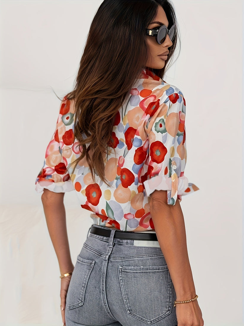 "Vrouwelijke Marisol Bloemen Blouse met speels bloemenpatroon en knoopsluiting, luchtige stof voor elke gelegenheid en seizoe