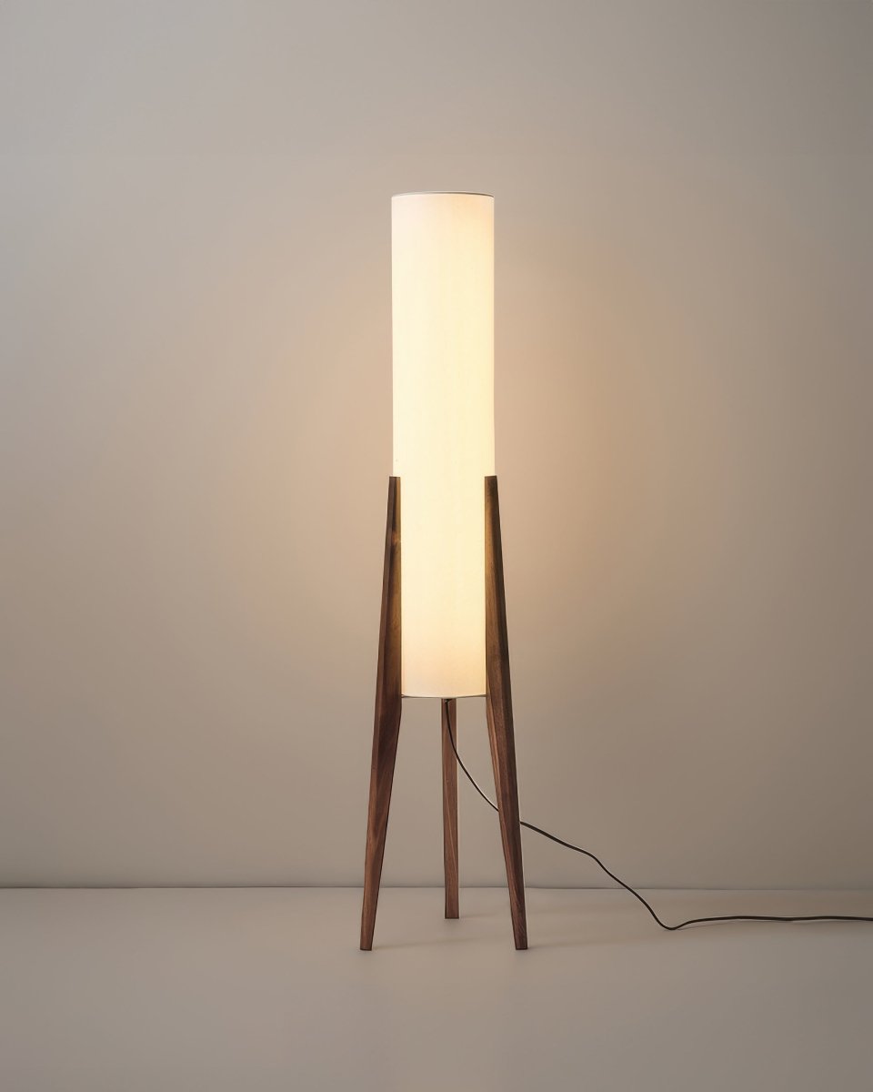 "Walnoot houten vloerlamp met modern design, sfeervolle verlichting en elegante houtnerf, hoogte 150 cm, donkerbruin."