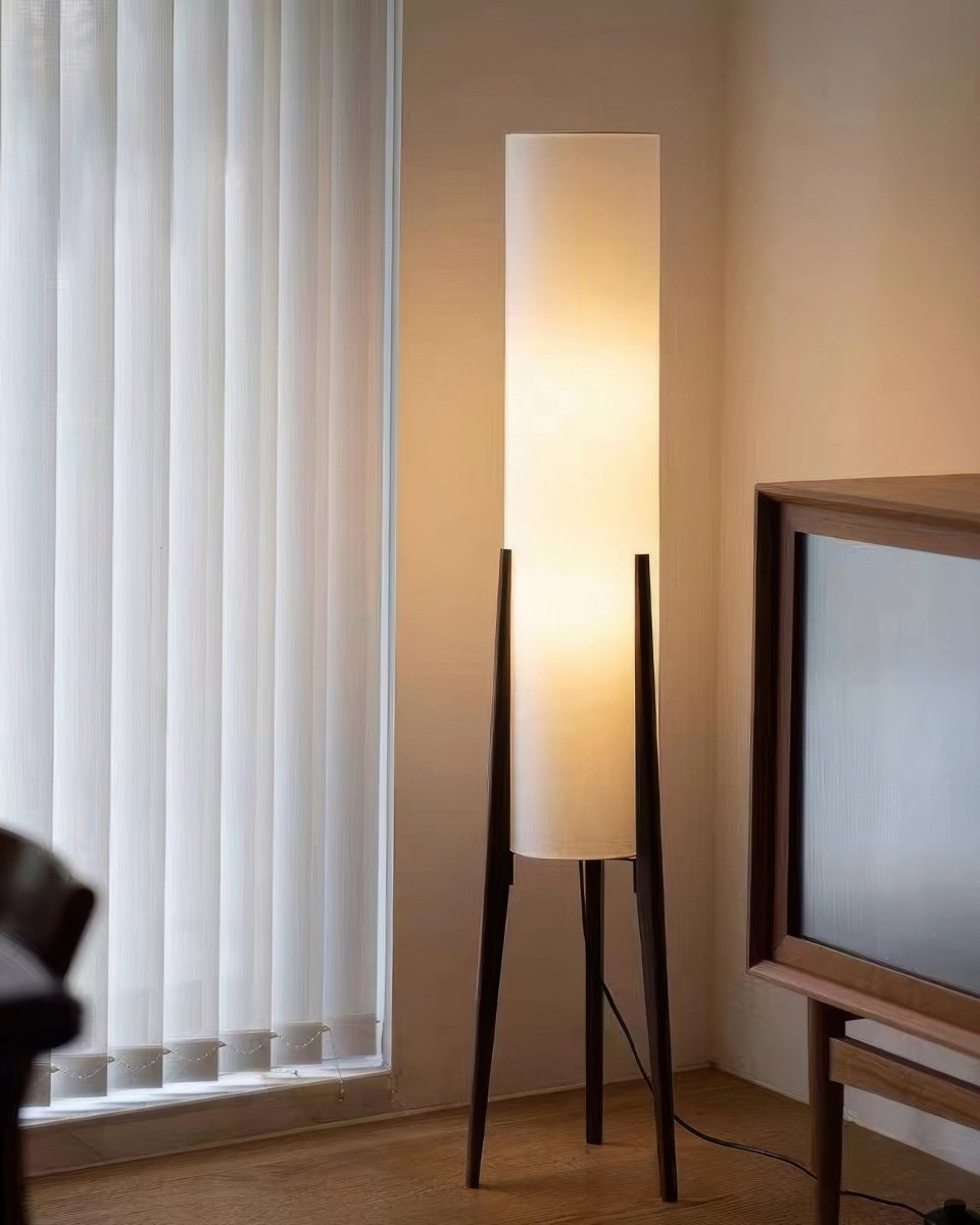 "Walnoot houten vloerlamp met modern design, sfeervolle verlichting en elegante houtnerf, hoogte 150 cm, donkerbruin."