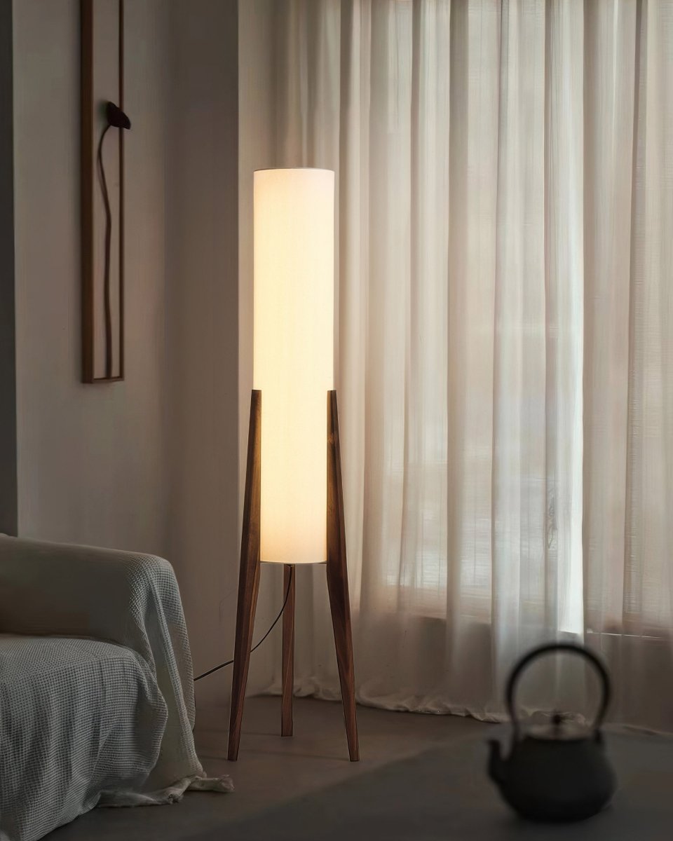 "Walnoot houten vloerlamp met modern design, sfeervolle verlichting en elegante houtnerf, hoogte 150 cm, donkerbruin."