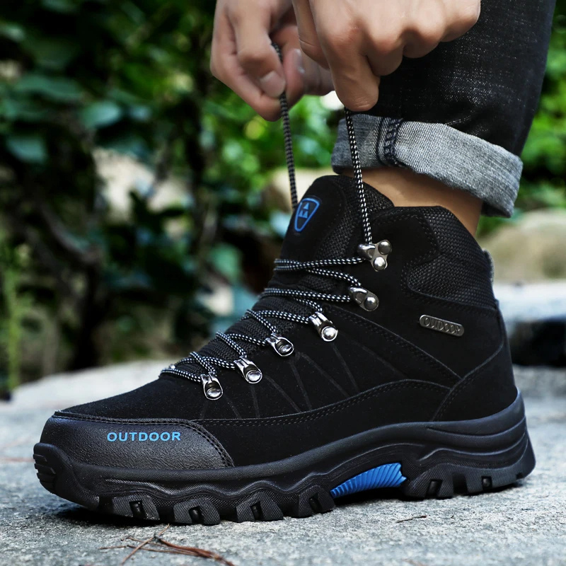 "Wandelschoenen heren, waterdicht en slipvast, robuust design in zwart-blauw; ideaal voor outdooractiviteiten."