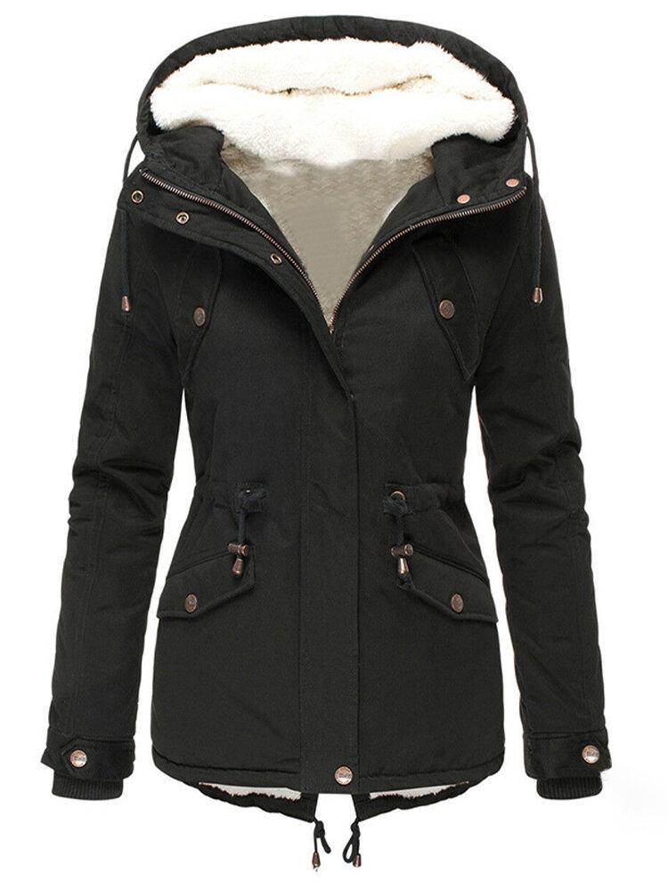 "Warm, waterafstotende winterjas voor vrouwen, stijlvol ontwerp, model draagt jas, ideaal voor koude dagen met regen."
