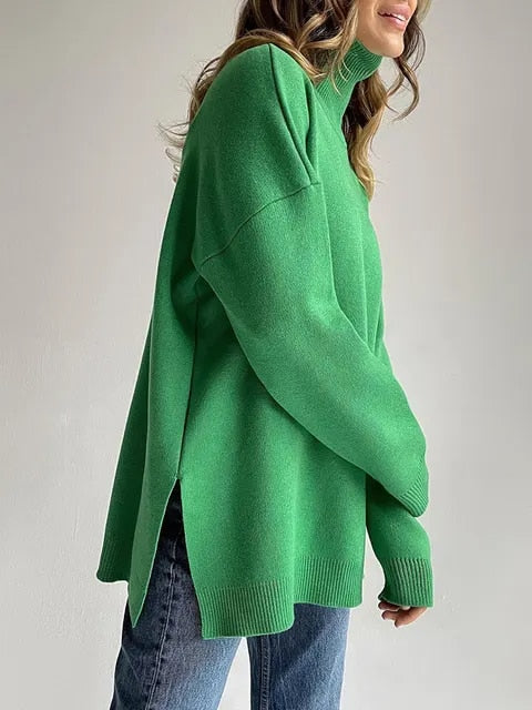 Warme damestrui met col en zijsplit. Oversized, gebreide stof biedt comfort en stijl voor wintermaanden.