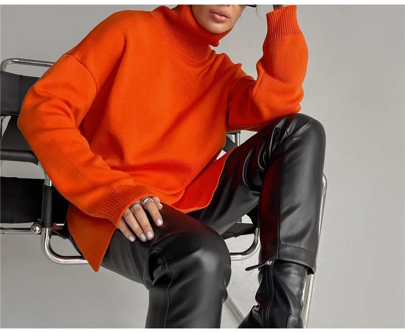 Warme damestrui met col en zijsplit. Oversized, gebreide stof biedt comfort en stijl voor wintermaanden.