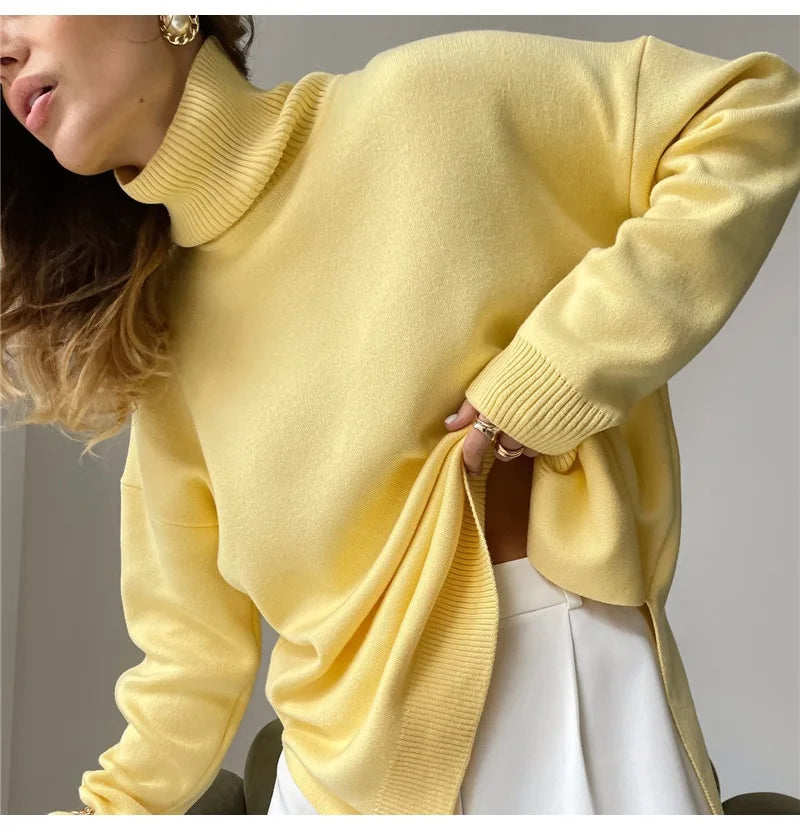 Warme damestrui met col en zijsplit. Oversized, gebreide stof biedt comfort en stijl voor wintermaanden.