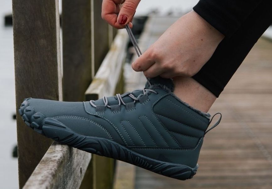 "Waterdichte ArcticBare Flex™ winter schoenen met antislip zool, ideale barefoot stijl in donkerblauwe en grijze tinten."