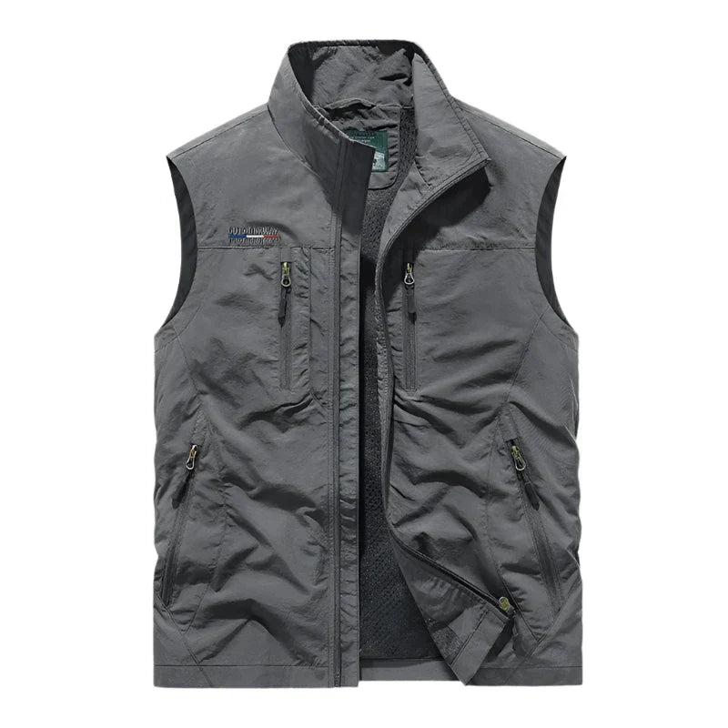 "Waterdichte heren bodywarmer met moderne pasvorm, multicolor ontwerp en functionele zakken voor buitenactiviteiten."